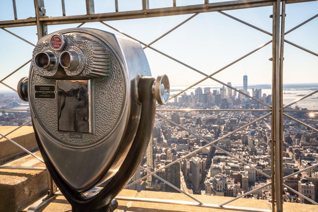 纽约帝国大厦观景台上的双筒望远镜