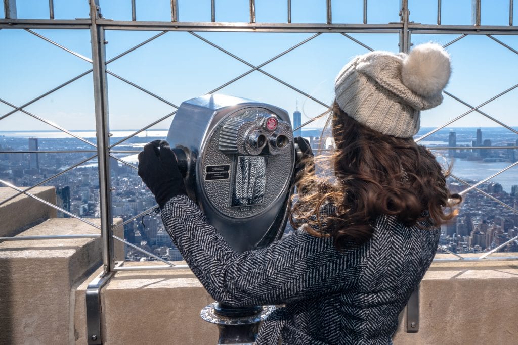 帝国大厦或岩石之巅:帝国大厦上手持双筒望远镜的女孩