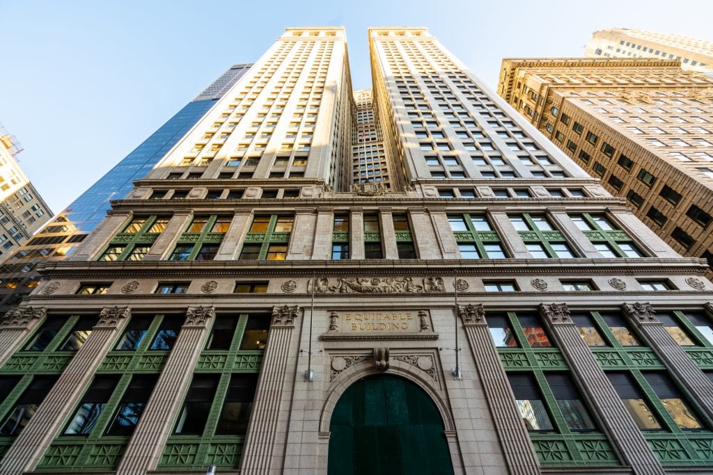 金融区公平大厦向上看的照片——一个常见的景象，甚至可以在一天内看到纽约。