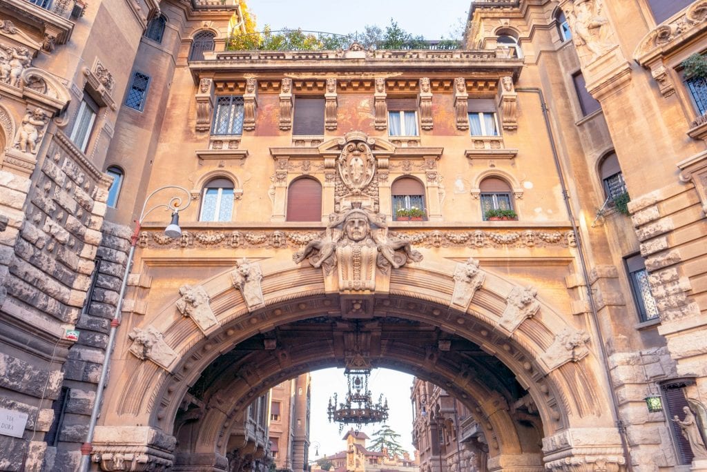 罗马的Quartiere Coppedè入口的特写照片。