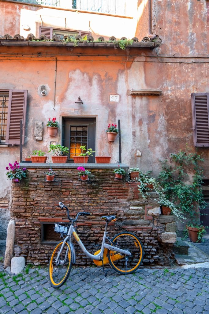 行程:在罗马，自行车靠在一所房子旁边