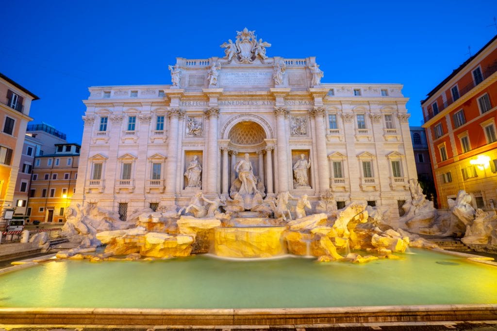 蓝色时刻的特莱维喷泉:晚上在罗马该做什么