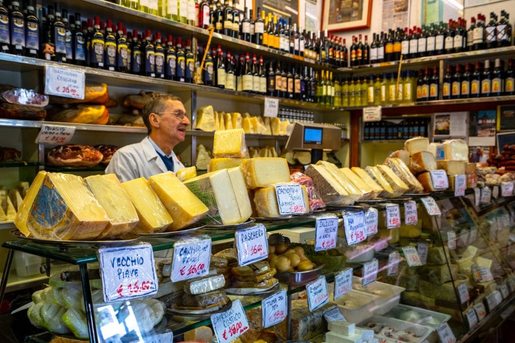 特拉斯提弗列美食之旅:奶酪店的人