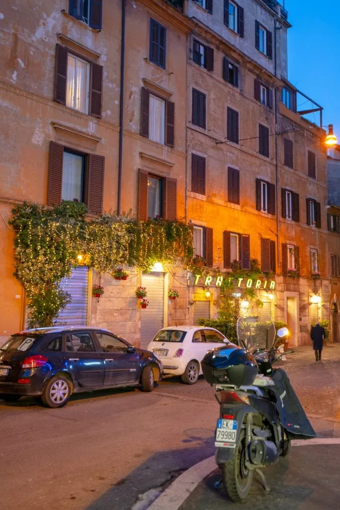 在蓝色的时刻，罗马街头的Vespa，晚上在罗马做什么