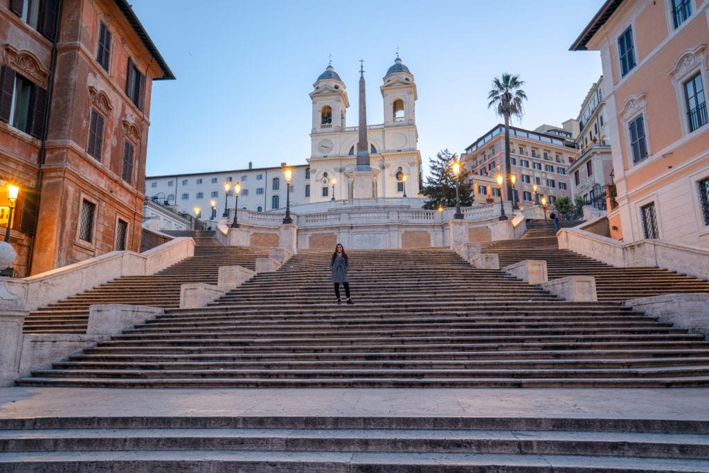 罗马行程:黎明时分西班牙台阶上的女孩