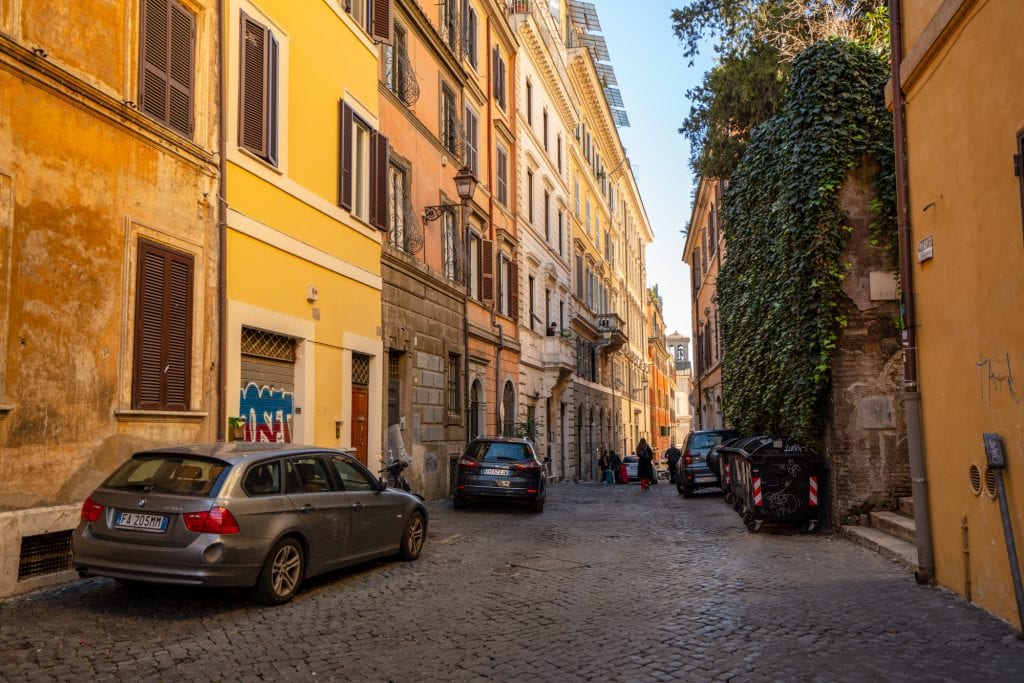 Monti有常春藤和汽车的安静街道:罗马最适合在instagram上分享的地方