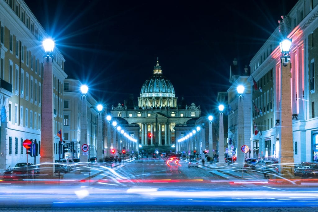 圣彼得大教堂的夜晚和前面的车辆，晚上在罗马做什么