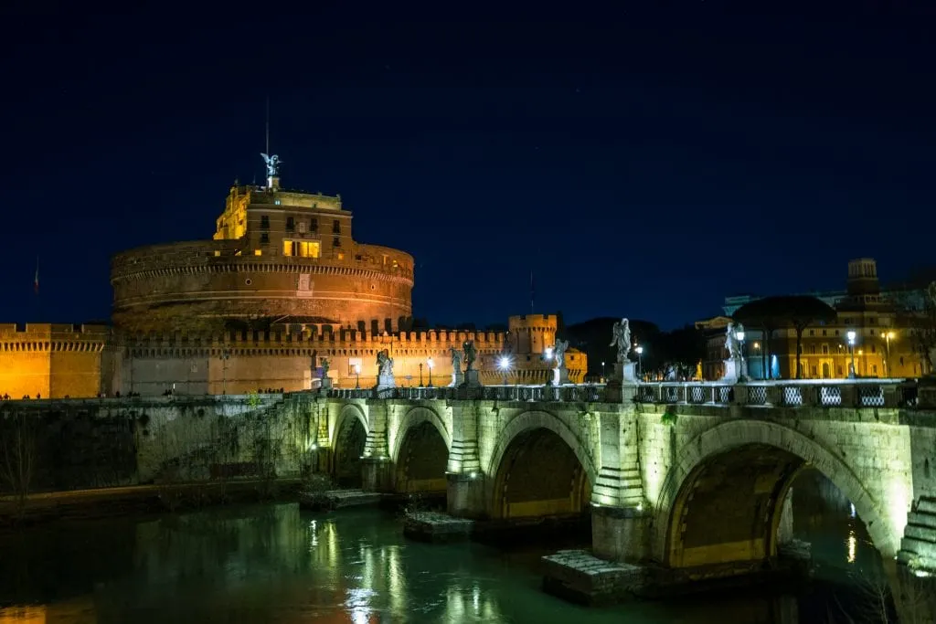 圣安杰洛城堡与桥成斜角，晚上在罗马该怎么做