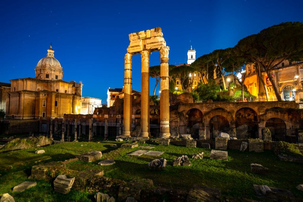 蓝色时刻的罗马论坛，有独立的柱子:晚上在罗马该做什么