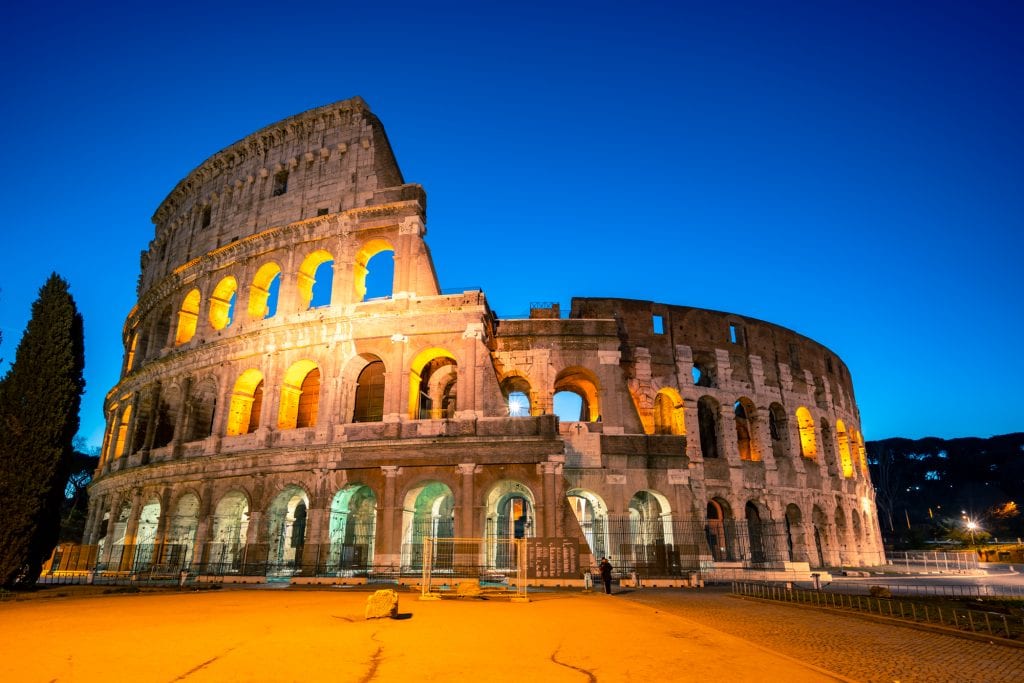蓝色时刻的罗马斗兽场:晚上在罗马该做什么