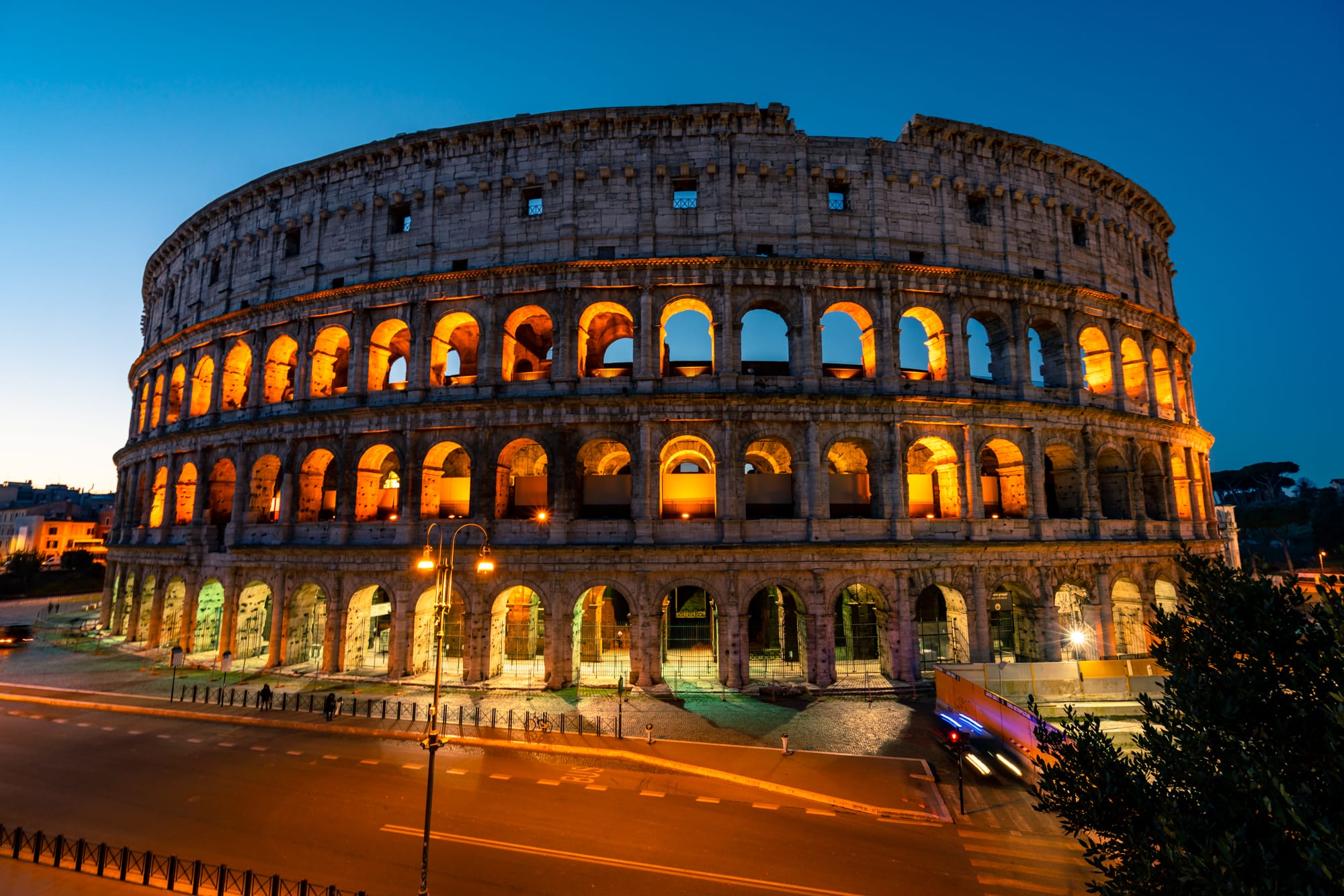在蓝色时刻从墙上看到的罗马斗兽场——晚上在罗马做什么