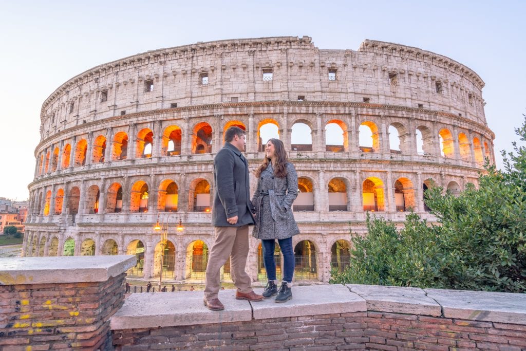 在罗马穿什么:一对情侣穿着外套在罗马斗兽场前