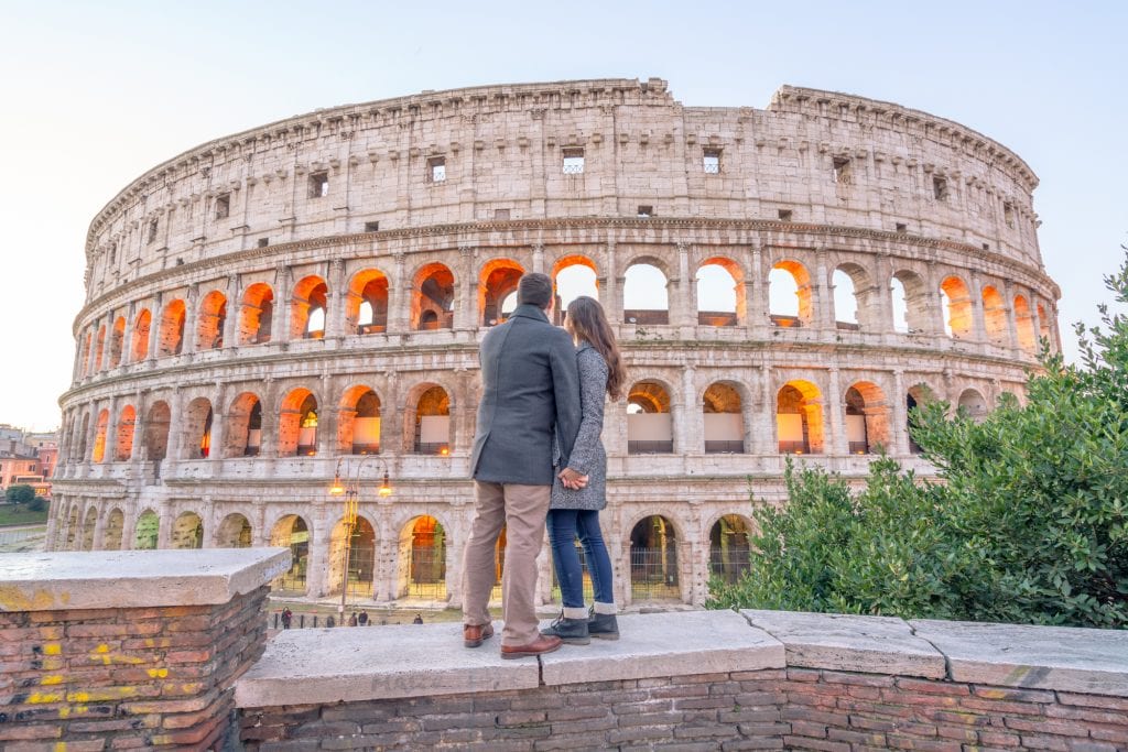 一对情侣站在罗马斗兽场，罗马的一天——罗马的一天