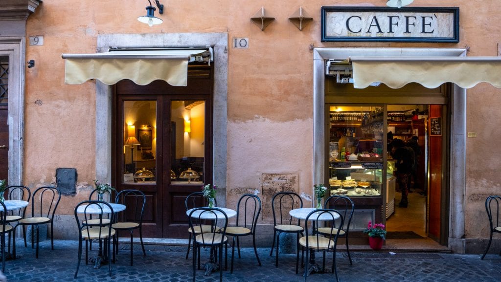 二月，罗马的冬天，外面有椅子的咖啡馆