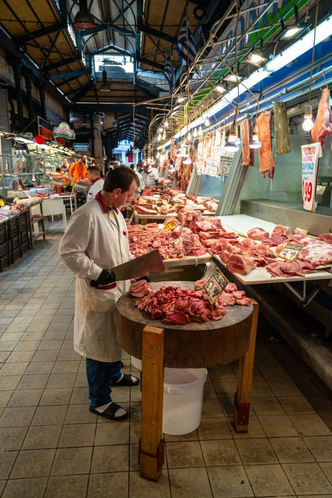 在雅典肉市场剁肉的屠夫，雅典美食之旅