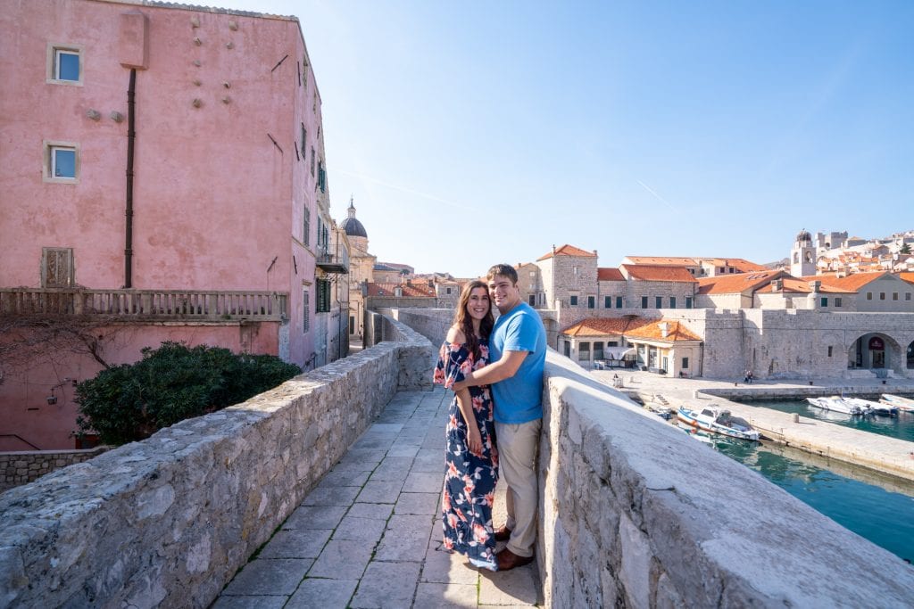 凯特·斯托姆和杰里米·斯托姆站在杜布罗夫尼克城墙上:欧洲之夏行装清单