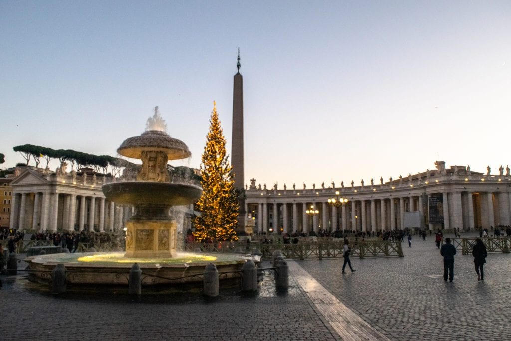 十二月的圣彼得广场有圣诞树，冬天的罗马