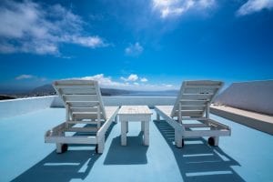 圣托里尼岛蓝色屋顶上的太阳椅，圣托里尼岛蜜月行程