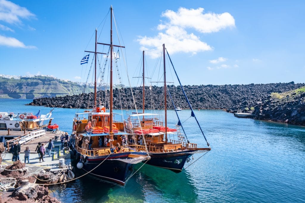 在希腊圣托里尼岛附近的一个小港口，可以看到旅游用的高塔船