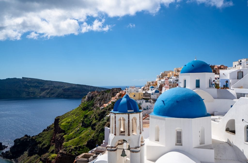从上面看到的伊亚圣托里尼——旅游预算是充分利用希腊的必要条件必威体育官方登录