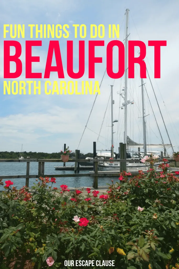 停泊在博福特的帆船，前景中有鲜花，黄色和粉红色的文字写着“在北卡罗来纳州博福特做的有趣的事情”