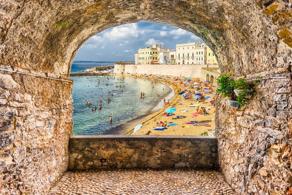 加利波利的海滩，透过一堵石墙，意大利最好的沿海城镇之一