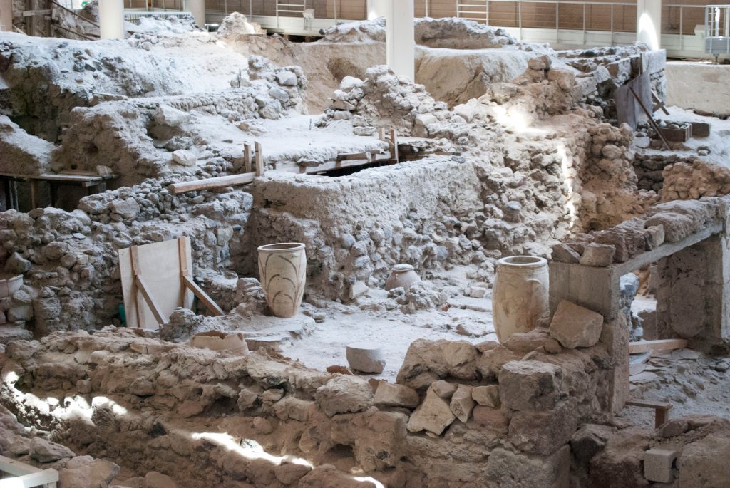 考古遗址akrotiri在圣托里尼3天的行程中看到。在建筑废墟中可以看到罐子