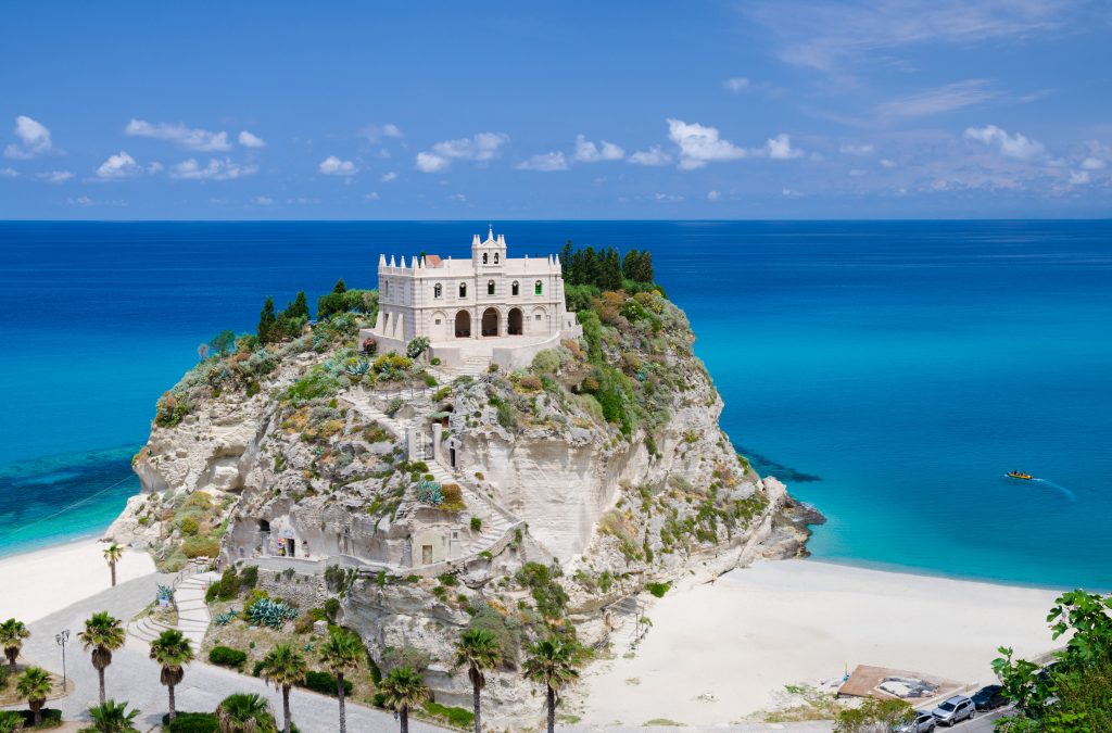 意大利tropea白色城堡坐落在一块露出水面的岩石上，背景是大海，是意大利最好的海滨城镇之一