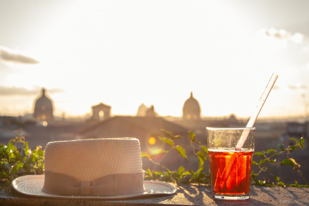夕阳西下，意大利罗马屋顶上的喷雾和草帽