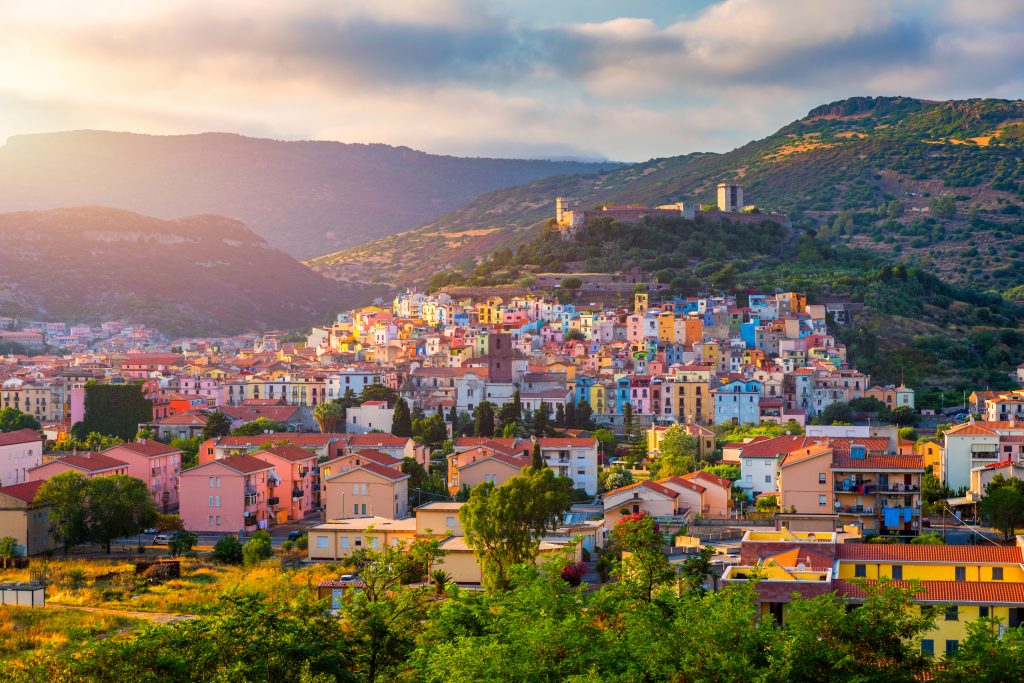 撒丁岛五彩缤纷的建筑鸟瞰图，群山环绕，是意大利最好的海滨城镇之一