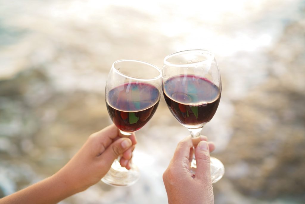 在克罗地亚的品酒会上，两杯红酒被拿出来