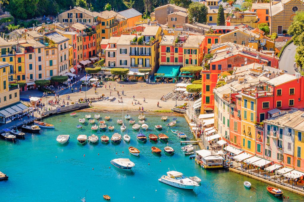 从上面俯瞰波托菲诺港，意大利最好的海滨城镇之一