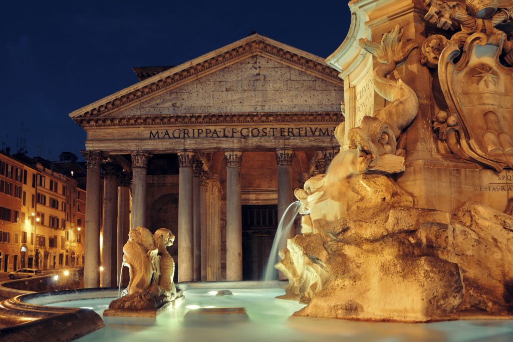 罗马夜间的万神殿，前景有喷泉