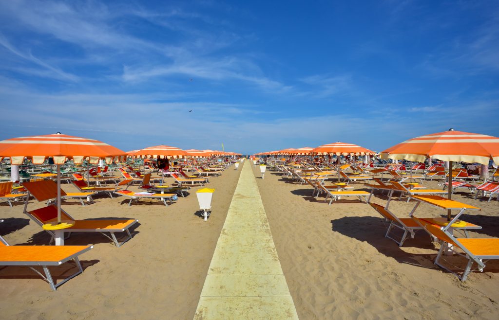 意大利最好的海滩之一里米尼的橙色雨伞