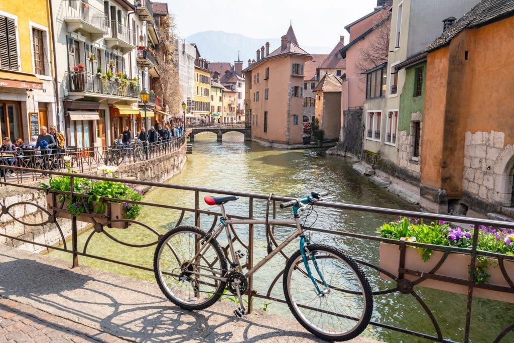 法国安纳西，一辆自行车靠在运河上的桥上