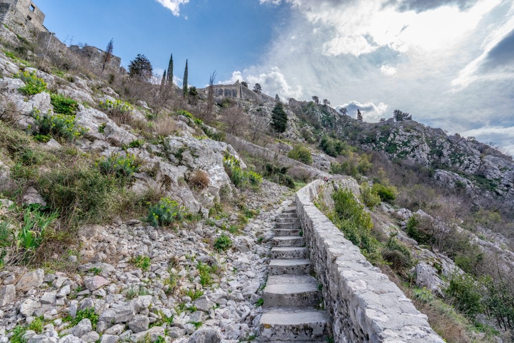 石头楼梯通往圣乔凡尼堡垒，在访问科托黑山时看到的