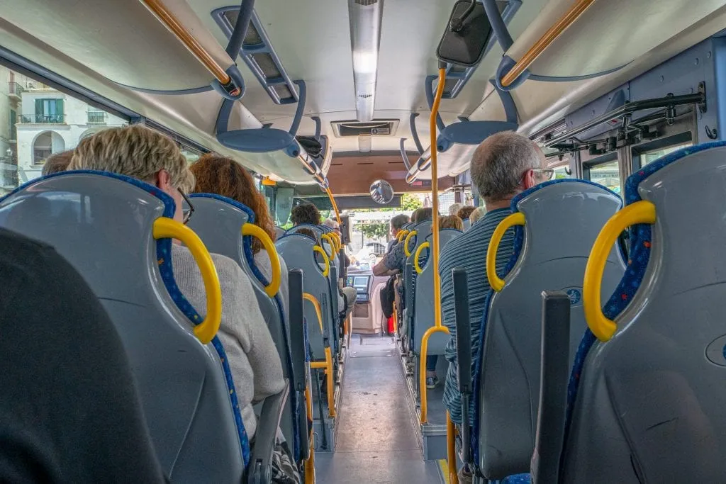 沿着阿马尔菲海岸的公交车照片，两边都有座位，中间是过道。在阿马尔菲海岸的3天旅行中，乘坐公共汽车是最便宜的，但也不是最简单的方式。