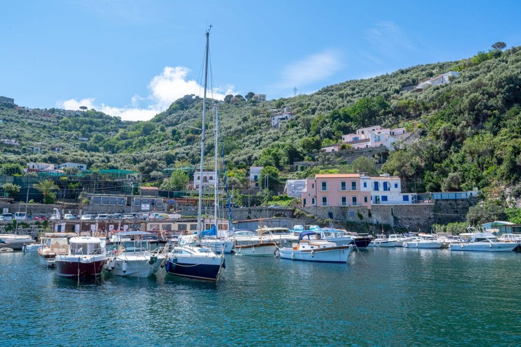 意大利阿马尔菲海岸附近一个小港口的帆船