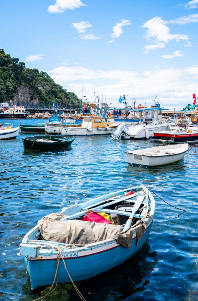 小渔船停泊在意大利索伦托附近。背景是其他船只。