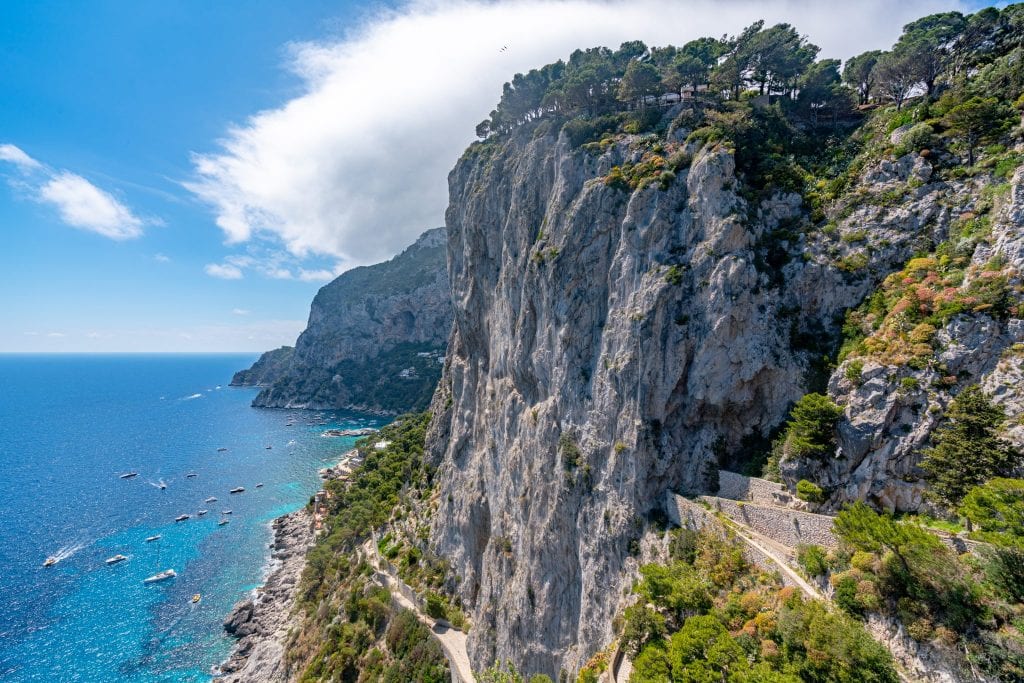 意大利卡普里岛的悬崖，下面是大海