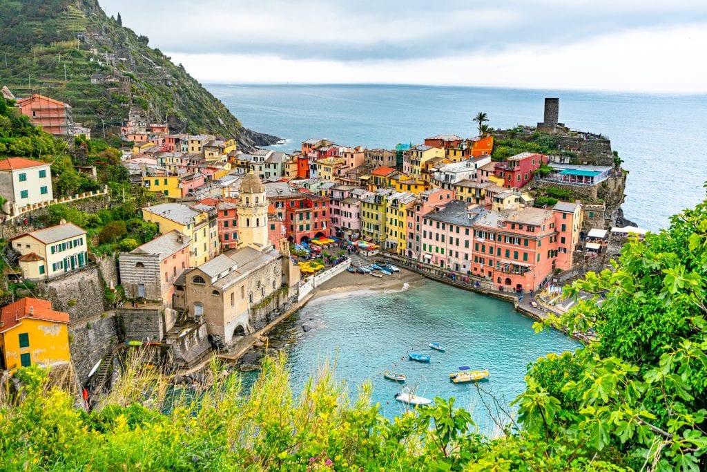 从空中俯瞰Vernazza港口——当你计划去意大利旅行时，值得把它添加到你的景点列表中!