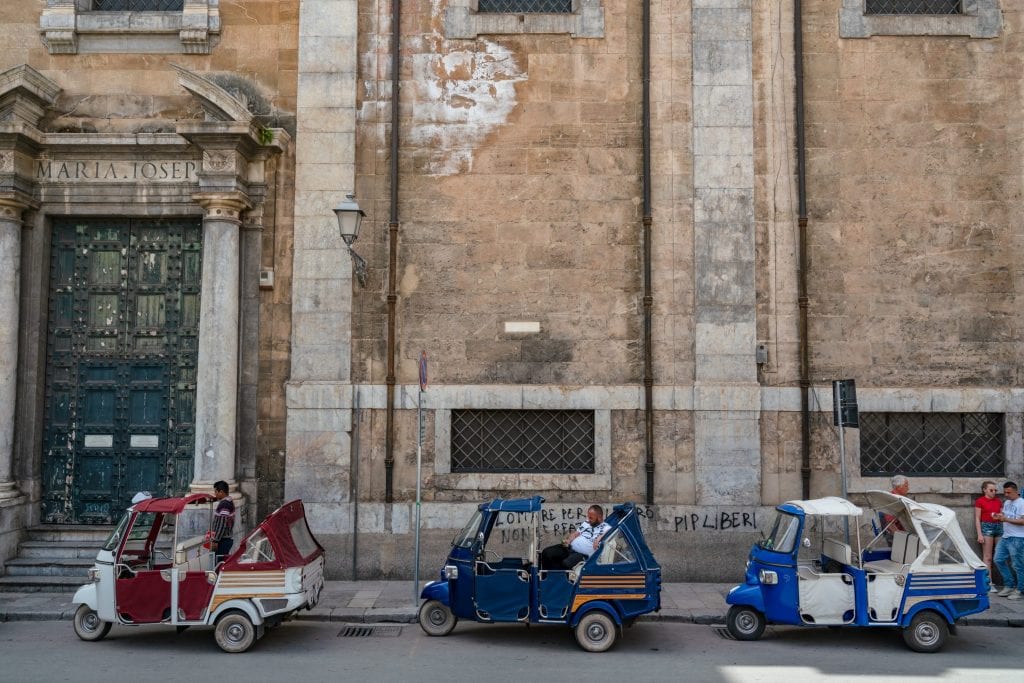 3辆嘟嘟车在西西里岛巴勒莫的街道上
