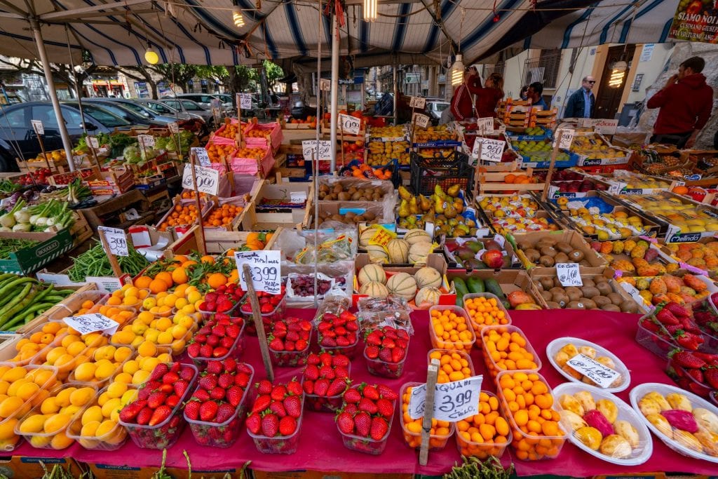 西西里岛巴勒莫卡波市场的水果摊