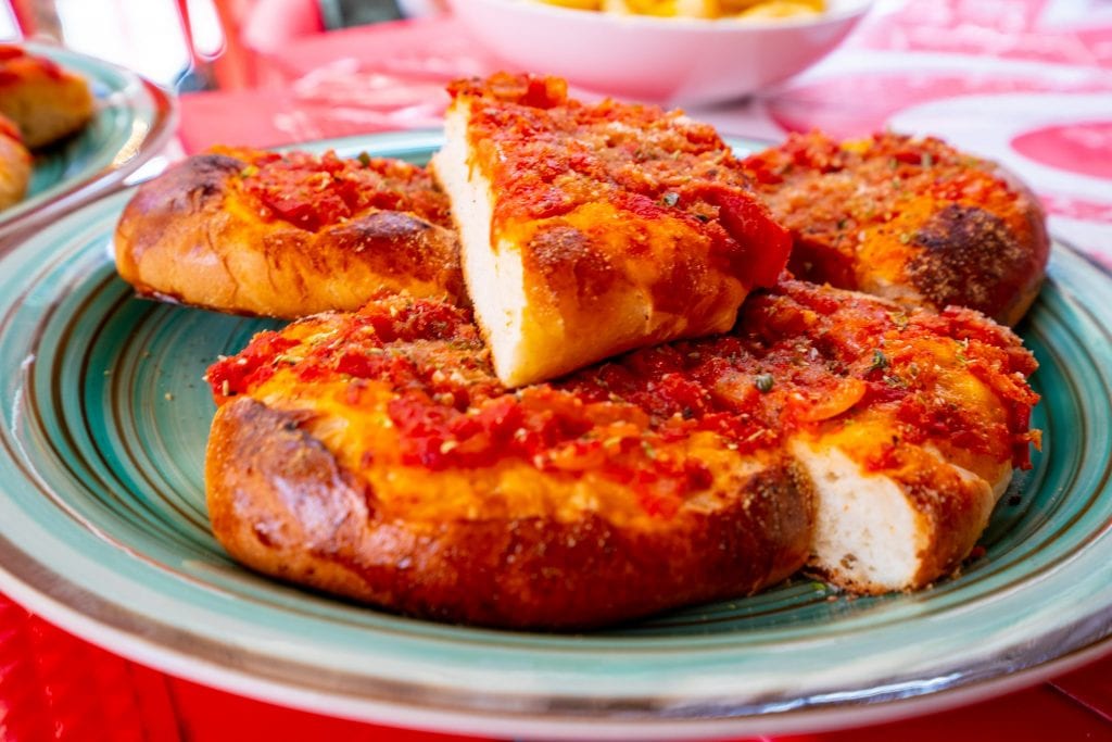 西西里披萨堆在巴勒莫的绿色盘子上