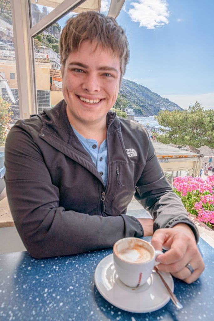 在意大利阿马尔菲海岸的波西塔诺，一名男子正在喝咖啡