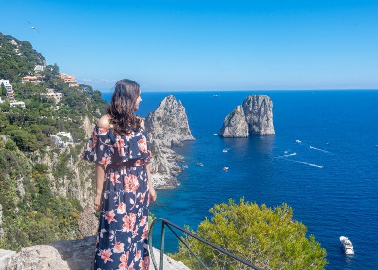 凯特身着碎花裙俯瞰卡普里海岸，卡普里海岸是意大利夏季最受欢迎的旅游胜地之一