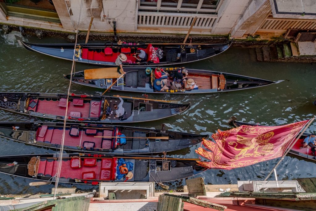在运河上俯瞰几艘威尼斯贡多拉