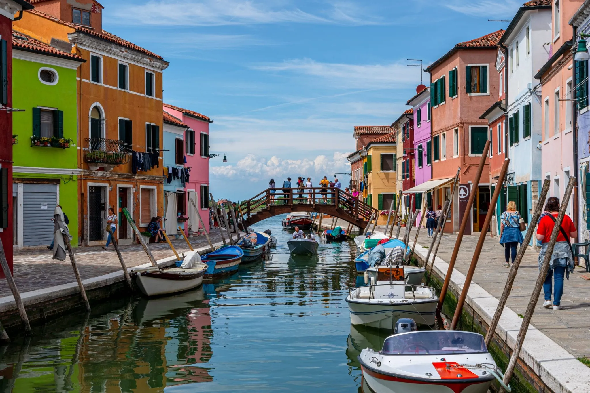 布拉诺运河的景色，两边都是五颜六色的房子，这是威尼斯最值得参观的岛屿之一