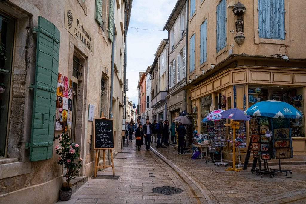 法国普罗旺斯圣雷米的步行街，两边都有彩色百叶窗的建筑。