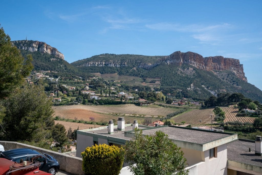 法国卡西斯附近的乡村，前景是屋顶，背景是葡萄园和悬崖。